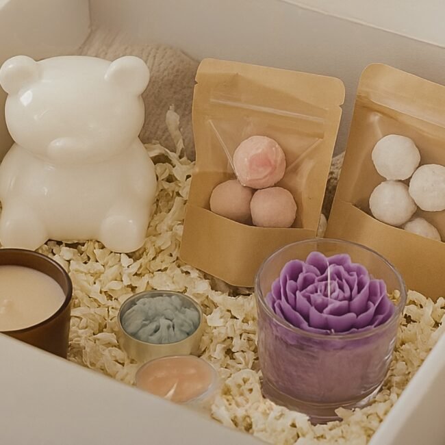 Coffret abonnement MuriBox ouvert contenant des bougies artisanales pastel sur table en bois brut