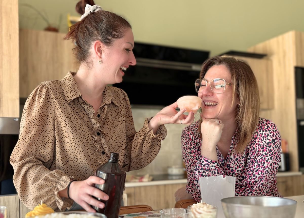 À propos 5 A propos de Marine et Morgane, fondatrices de Muri Créations, en train de fabriquer des bougies artisanales dans leur atelier.