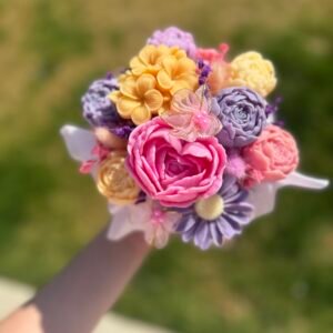 Bouquet de bougies fleuries avec fleurs en cire rose fuchsia, jaune et lavande, tenu en main, création artisanale Muri Créations