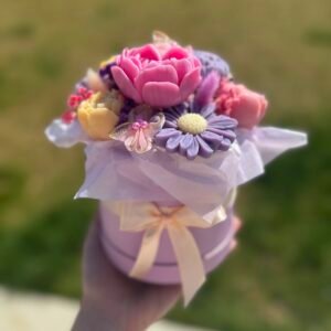 Bouquet végétal parfumé avec fleurs en cire pastel, rose, jaune et violet, tenu en main, bougie personnalisée