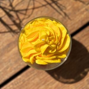 vue du dessus d'une Bougie artisanale parfumée à la citronnelle 150ml, cire jaune coulée en forme de chantilly