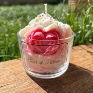Bougie artisanale parfumée à la fleur de cerisier, avec décoration florale rose et blanche dans un verre MURI