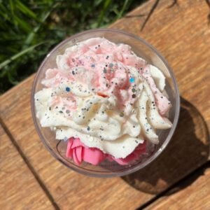 Bougie artisanale Muri Créations parfumée à la fleur de cerisier, vue du dessus avec un focus sur son topping chantilly