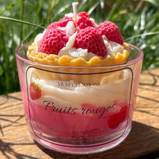 Bougie artisanale parfumée aux fruits rouges, décorée de fraises et de crème fouettée, dans un verre transparent MURI