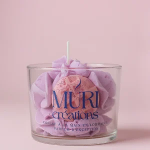 Bougie gourmande parfumée à la barbe à papa de la marque artisanale Muri Créations. Bougie en verre avec cire violette effet chantilly et décor gaufre rose, coulée à la main en Lorraine.