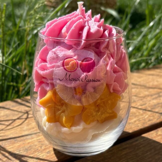 Bougie Monoï Passion 200ml en verre, décor crème rose et fleurs jaunes, vue de face en lumière naturelle