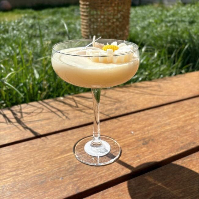 bougie en forme de cocktail dans un verre et au parfum de pina colada