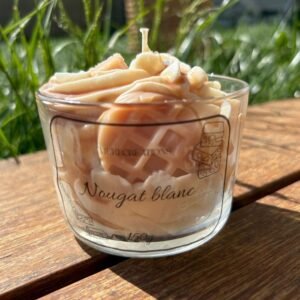 Bougie parfumée Nougat Blanc MURI en verre sérigraphié, vue de face en lumière naturelle