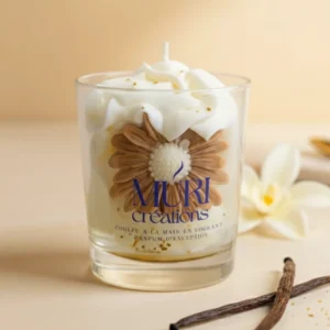 Bougie parfumée à la vanille gourmande en 150ml de la marque artisanale Muri Créations à côté d'une gousse de vaniille