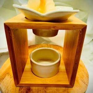 Brûleur d’arômes Plumenia en bois et céramique blanche en forme de fleur