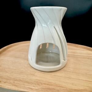 Brûleur en céramique blanche torsadée, design épuré et élégant