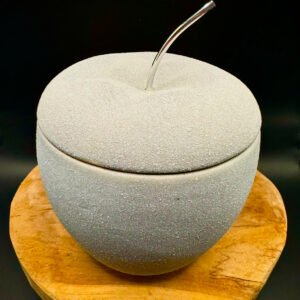 Brûleur d’arômes en forme de pomme en céramique grise, posé sur support bois