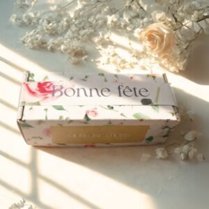Coffret kraft fermé contenant trois bougies artisanales Muri Créations, prêt à offrir