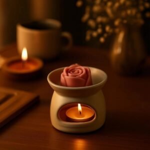 Fondant parfumé en forme de rose en train de fondre dans un brûleur en céramique, ambiance douce et chaleureuse