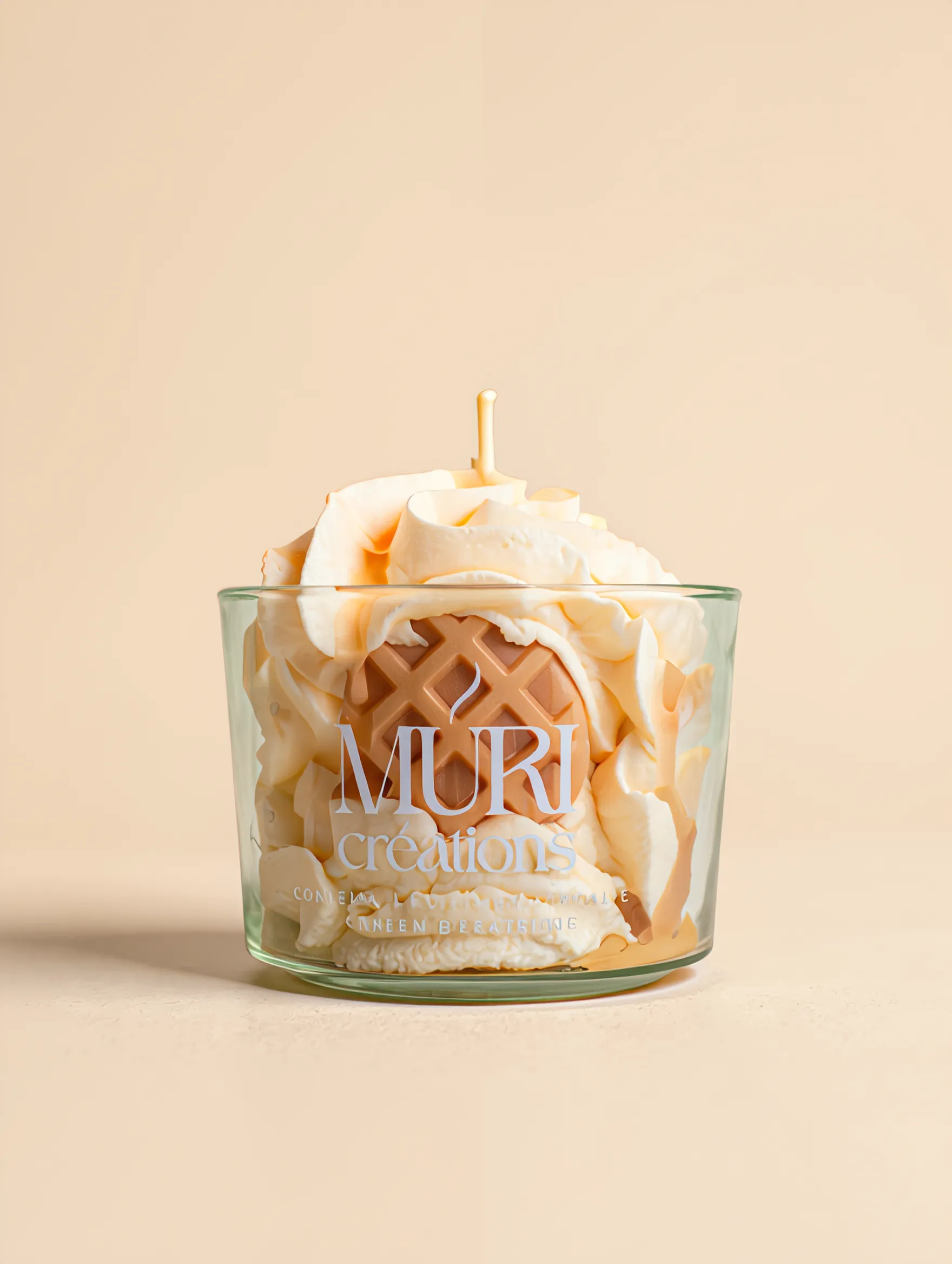 Bougie parfumée Nougat Blanc 3 Bougie parfumée artisanale au nougat de la marque Muri Créations. Cette bougie gourmande en pot de verre présente une cire fouettée façon chantilly et une décoration en forme de gaufre au caramel.